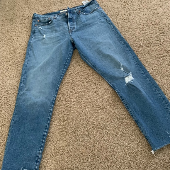 LEVI Wedgie Distressed Jean - Picture 4 of 10